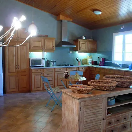 Hébergement de vacances Maison Locmaria, 5 Pièces, 9 Personnes - Fr-1-418-18