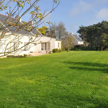 Hébergement de vacances Maison Locmaria, 5 Pièces, 9 Personnes - Fr-1-418-18 *