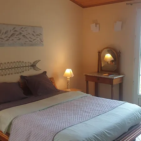 Hébergement de vacances Maison Locmaria, 5 Pièces, 9 Personnes - Fr-1-418-18 *